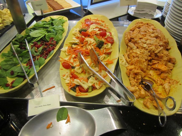 una mesa con comida