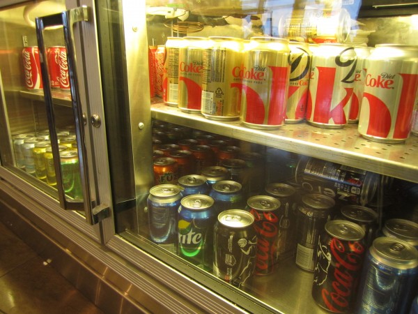 un refrigerador con botellas