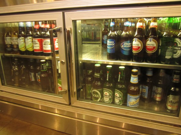 un refrigerador al lado de una botella