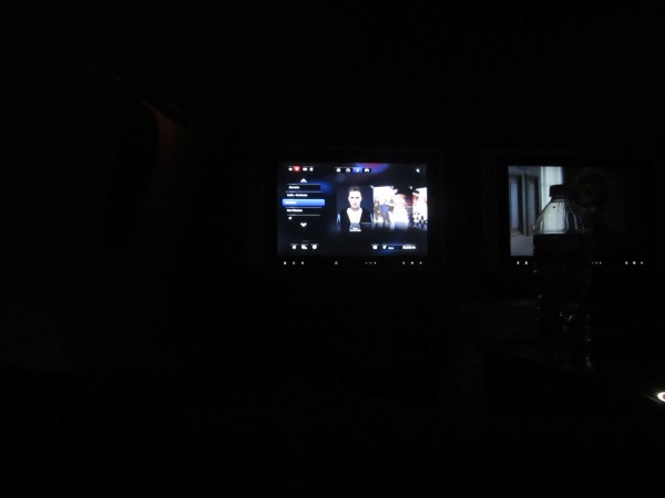 una pantalla de televisión encendida
