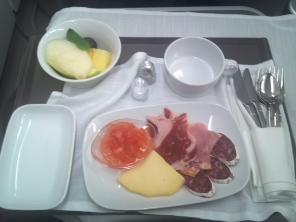 una bandeja con platos con alimentos y bebidas