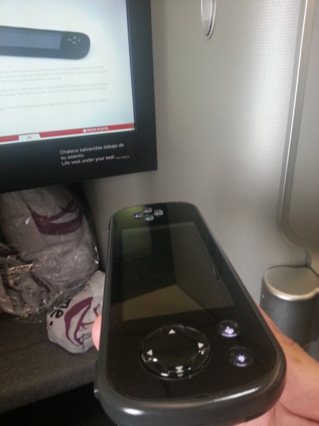 un celular encima de una computadora