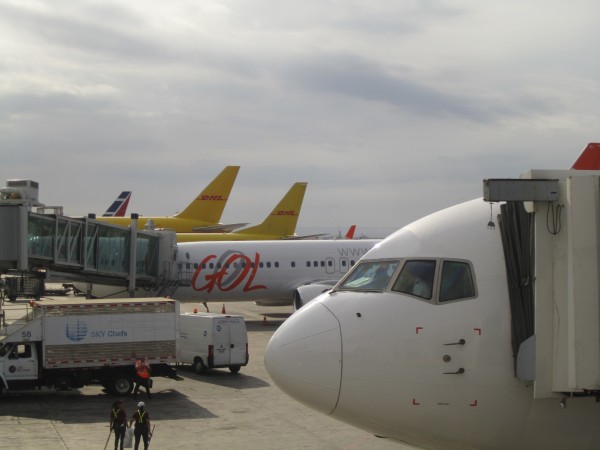avión estacionado en una pista de aviones