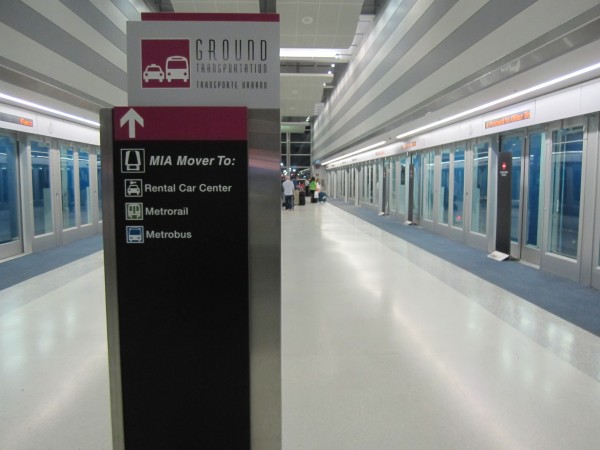 metro en una estación de tren