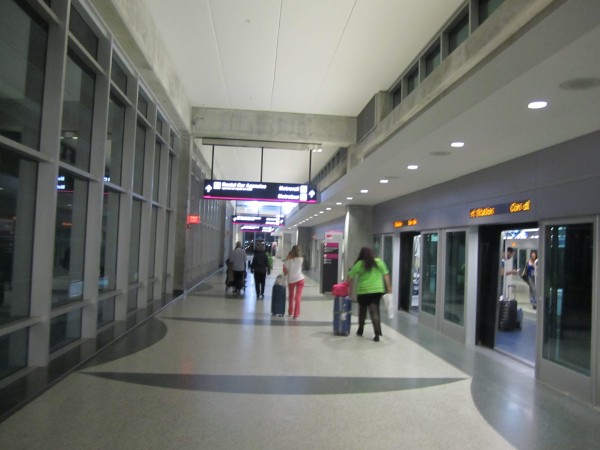 personas caminando en una estación