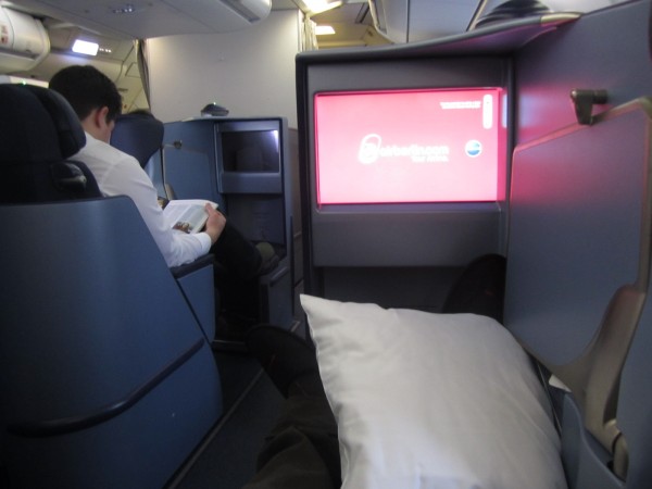 una cama con una computadora