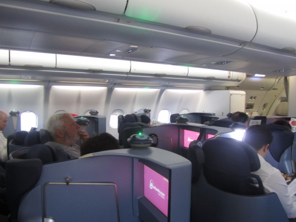 un grupo de personas en el interior de un avión