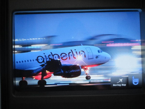 una pantalla de televisión encendida con la imagen de un avión