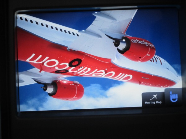 una pantalla de televisión encendida con la imagen de un dibujo de un avión