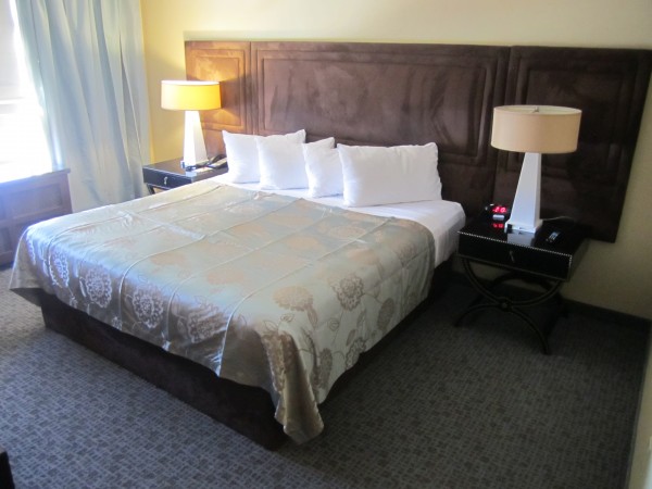 una cama en una habitación