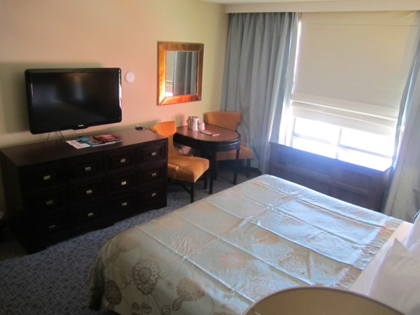 una cama en una habitación