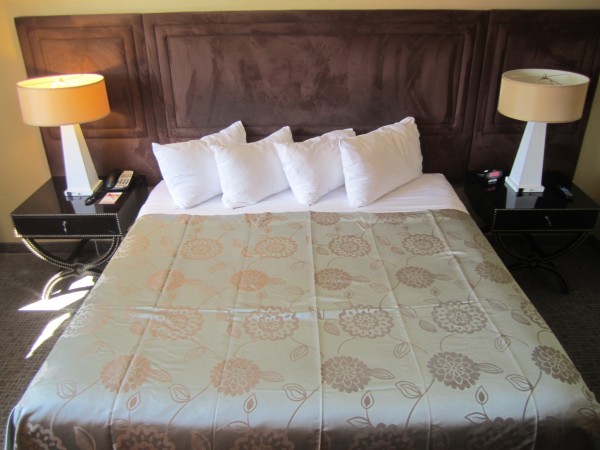 un cuarto con una cama