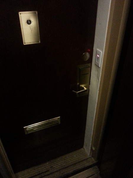 una puerta de vidrio
