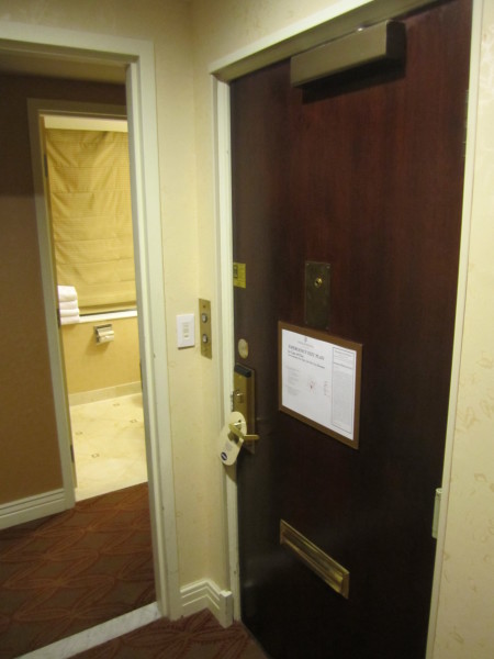 una puerta de madera