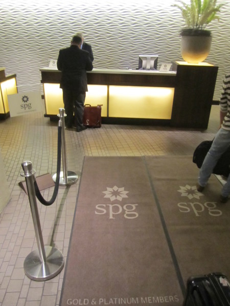 personas sentadas en una mesa