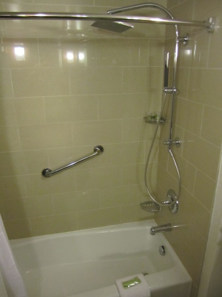 una ducha con puertas de cristal