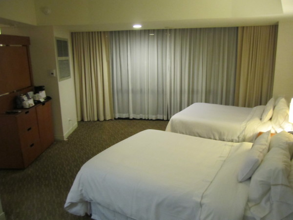 una cama en una habitación