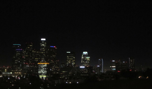 vista de una ciudad en la noche