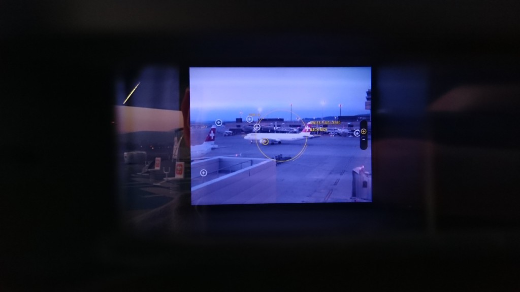 una pantalla de televisión encendida