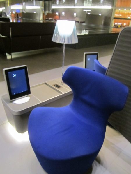 un escritorio con una silla azul