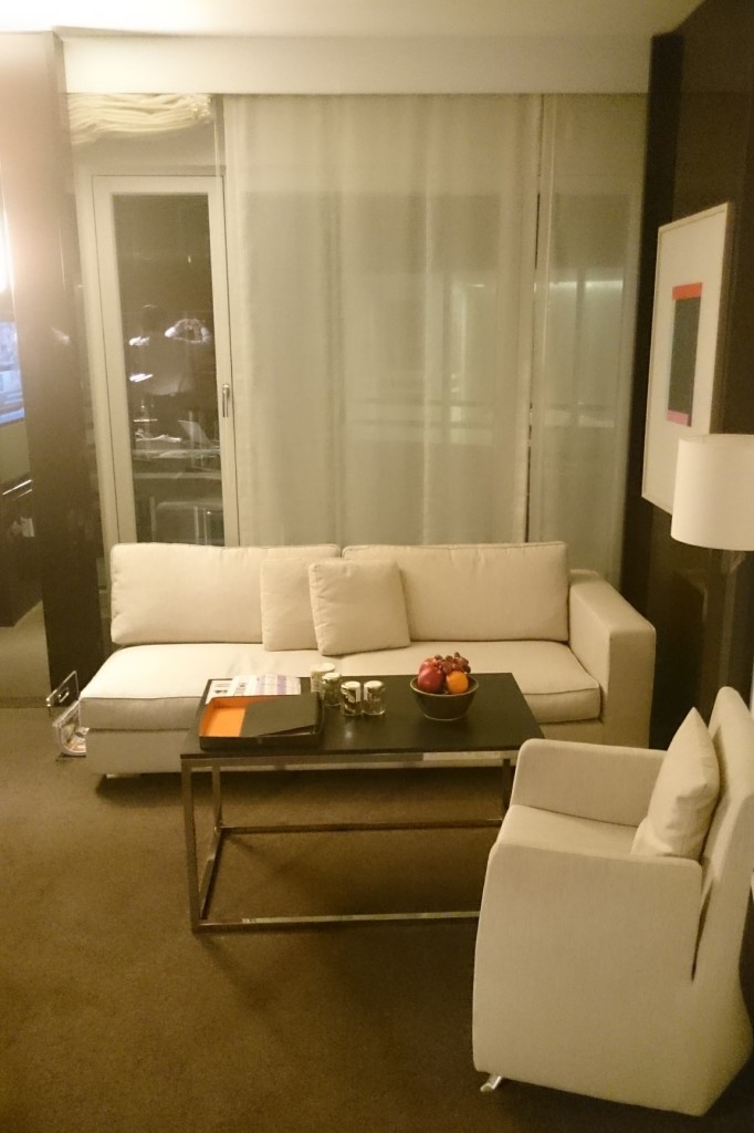 recámara con muebles de madera