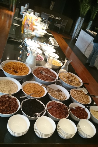 una mesa con comida