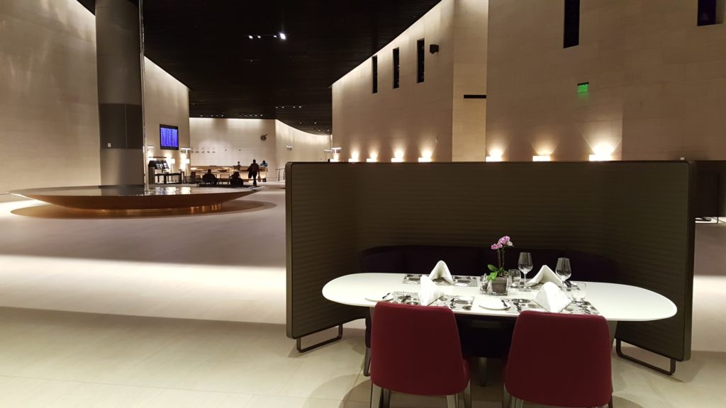 un comedor con una mesa y un espejo