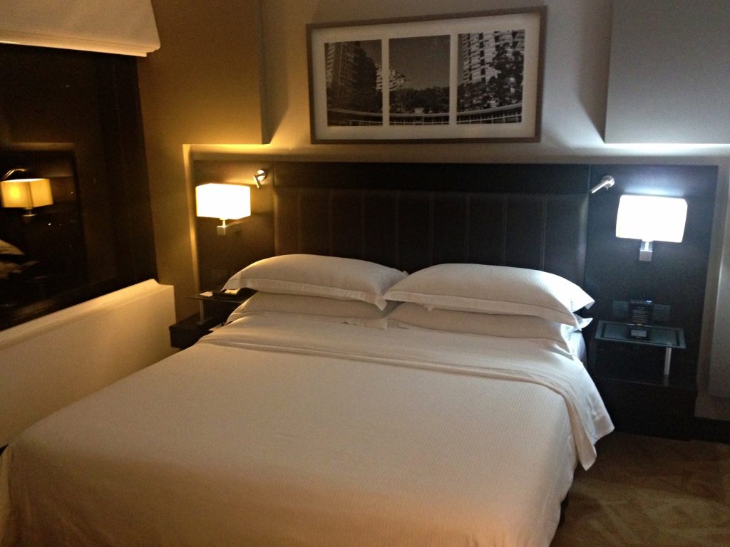 una cama en una habitación