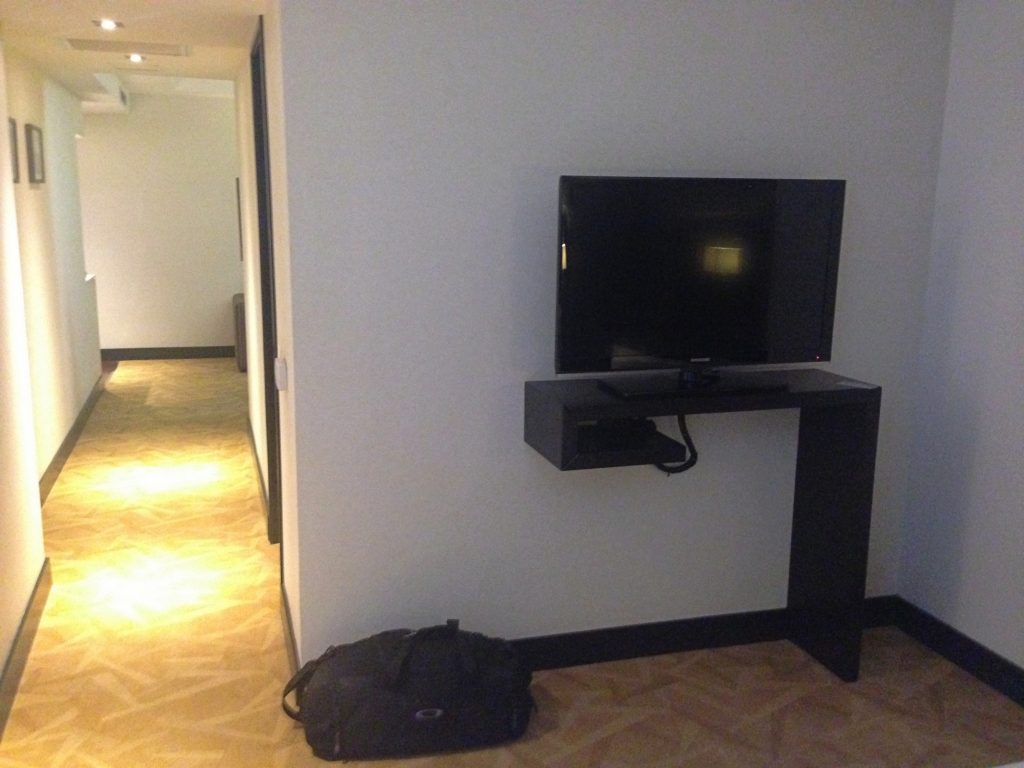 cuarto con piso de madera