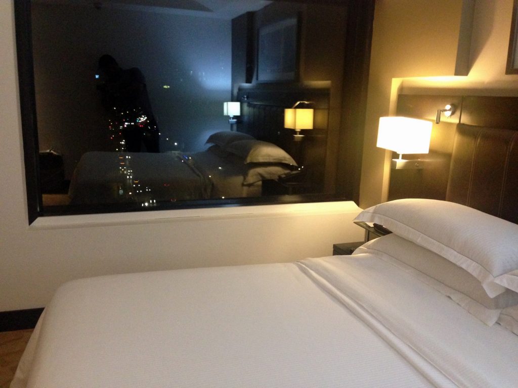 una cama en frente de un hotel