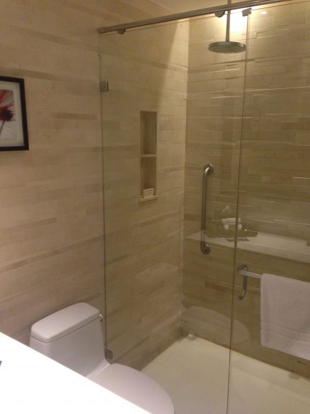 una ducha con puertas de cristal
