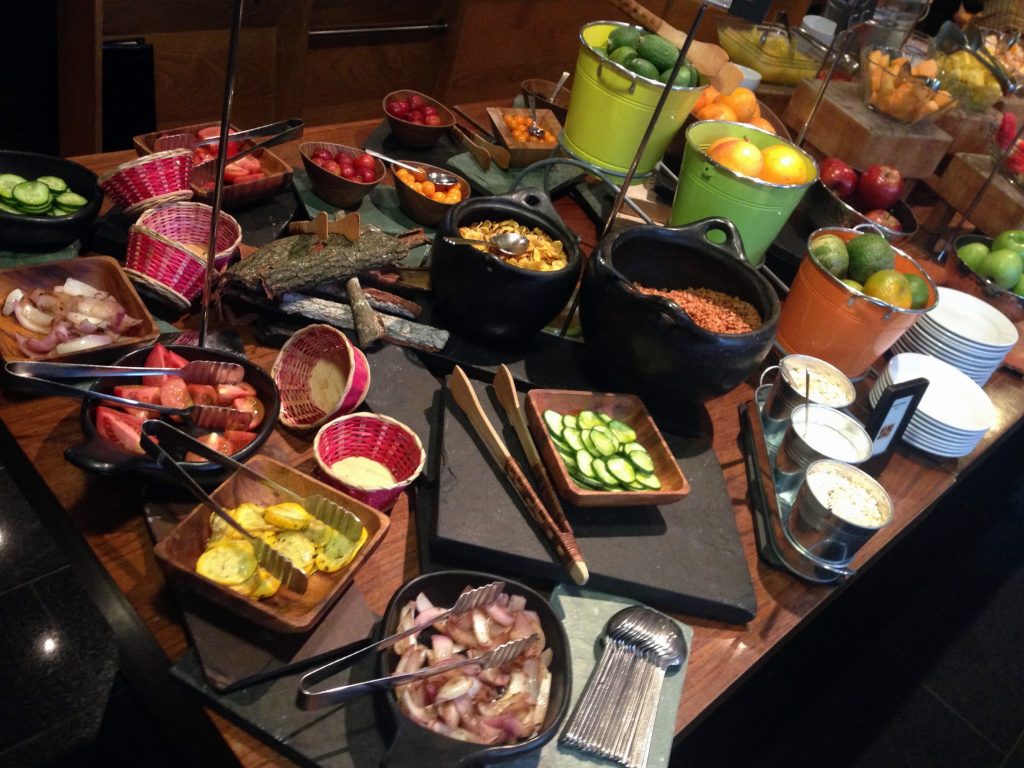 una mesa con comida