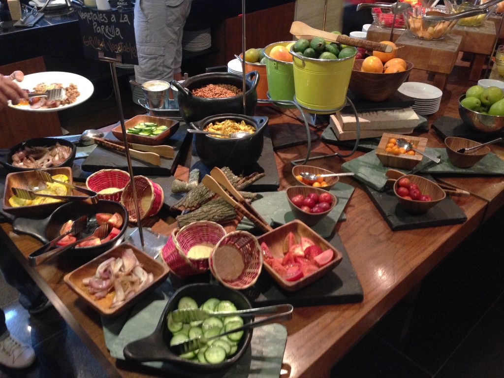 una mesa con comida