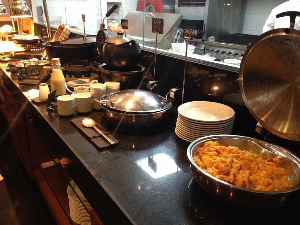 cocina con comida en una mesa