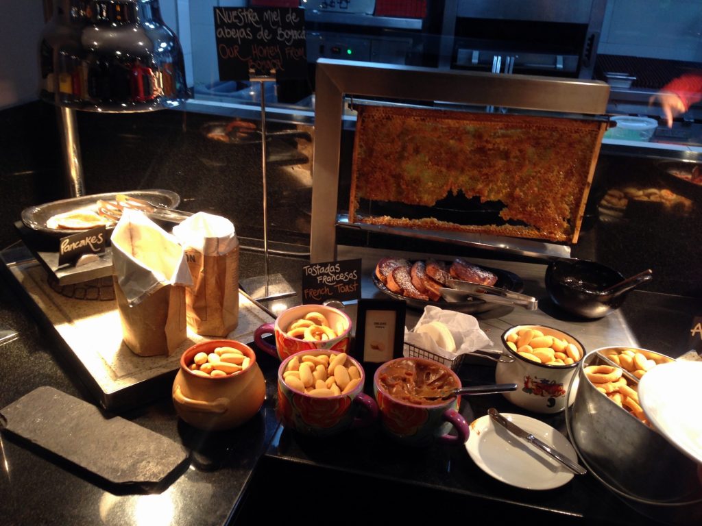 una mesa con comida