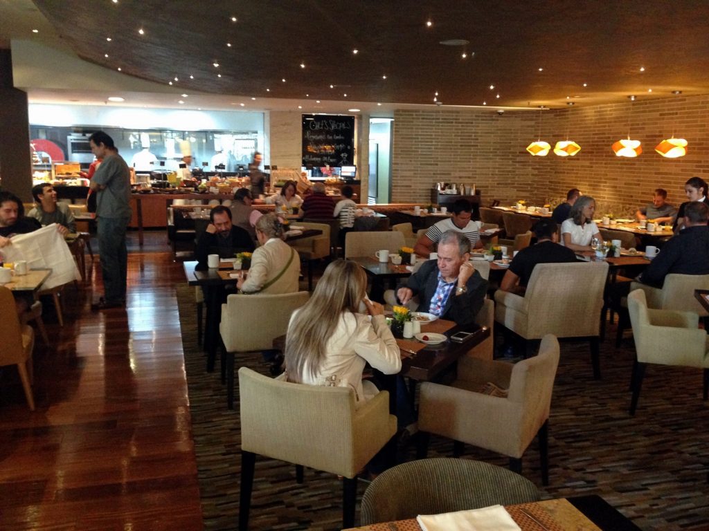 un grupo de gente sentados en un restaurante