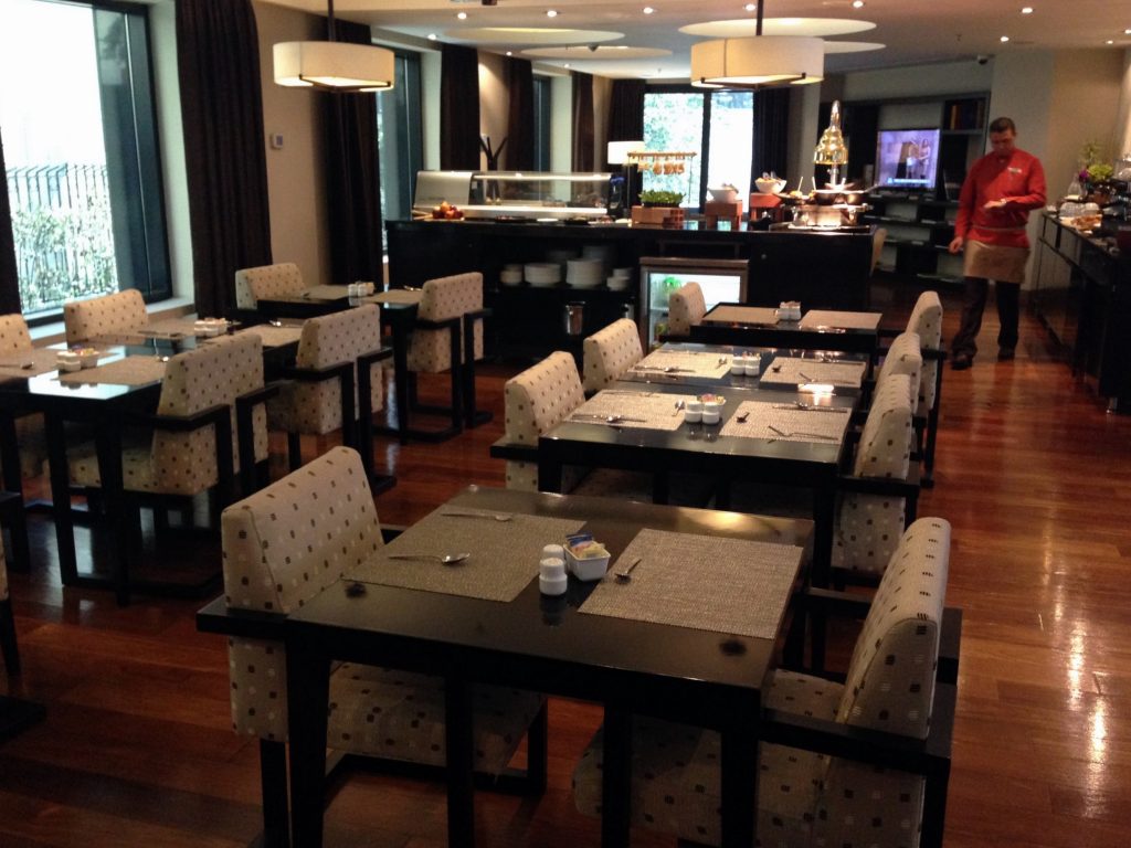 un comedor con una mesa de madera