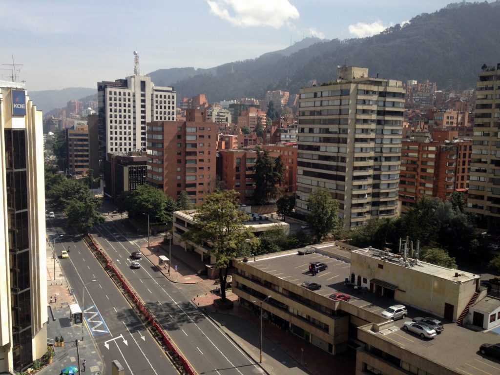 vista aérea de una ciudad con edificios