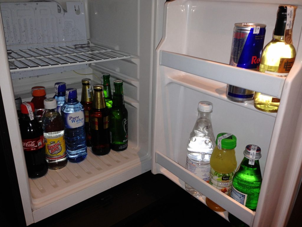 un refrigerador al lado de una botella