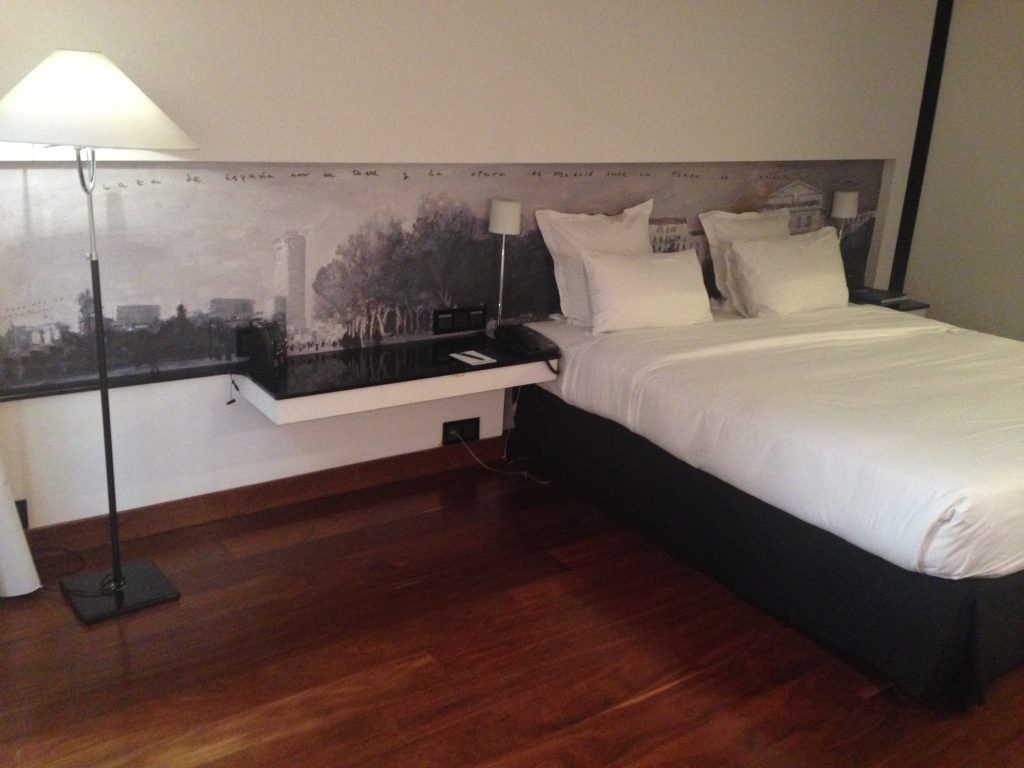 una cama en una habitación