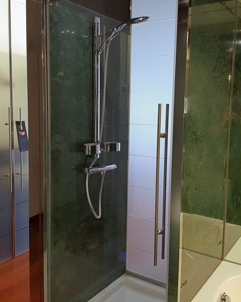 una ducha con puertas de cristal