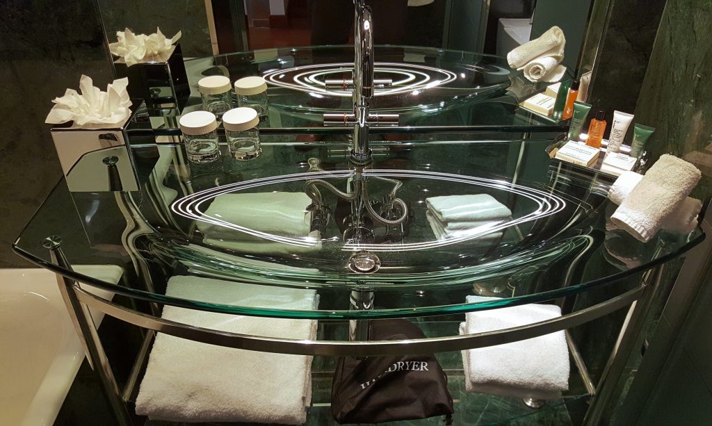 una mesa de madera