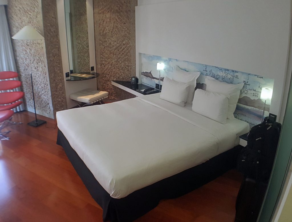 una cama en una habitación