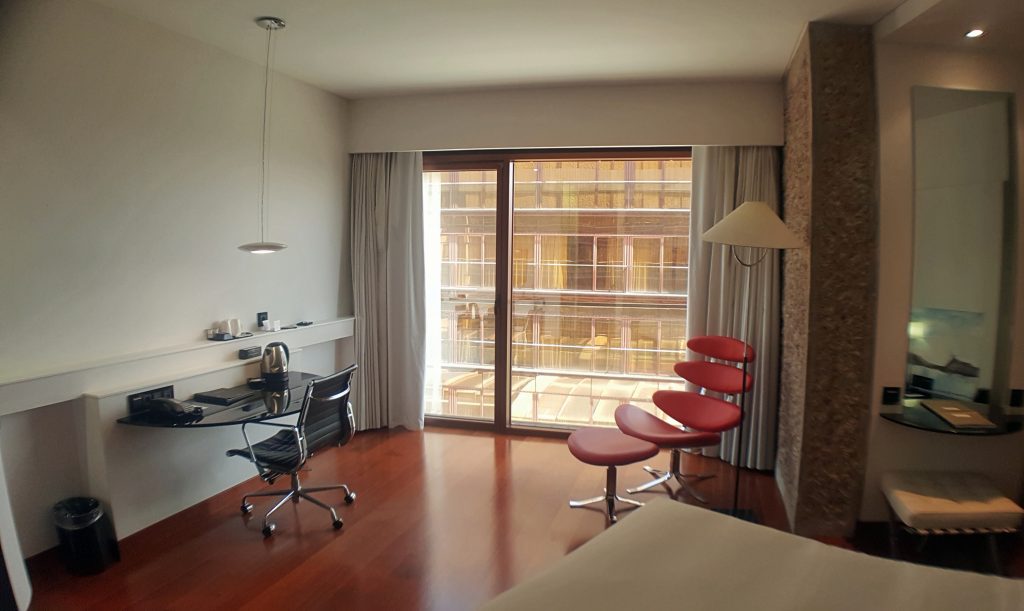 recámara con muebles de madera