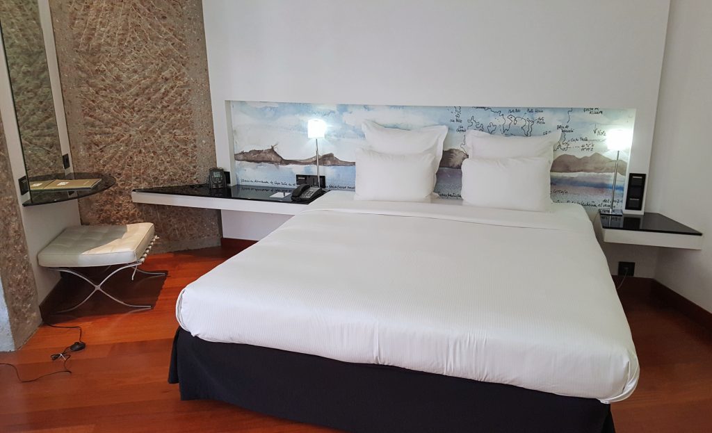 una cama en una habitación