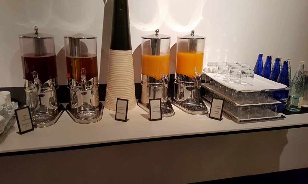 botella y copa de vino en una mesa