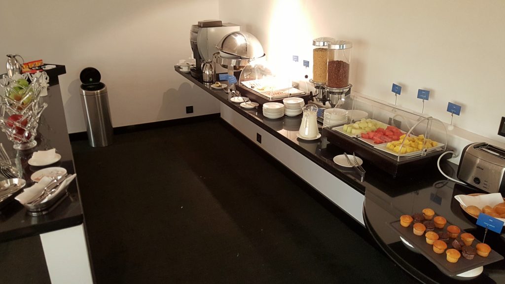 cocina con comida en una mesa