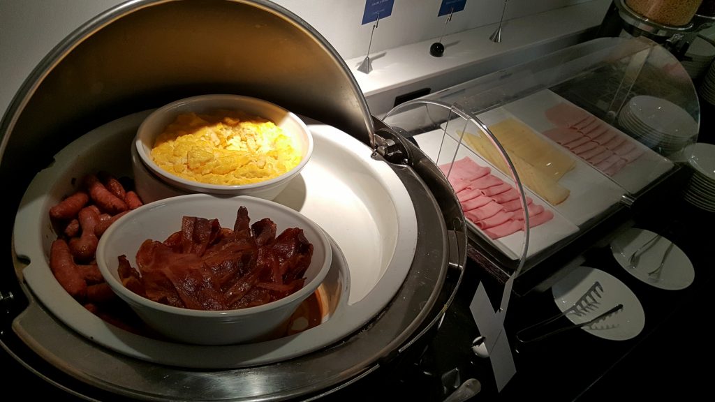 un plato hondo con comida