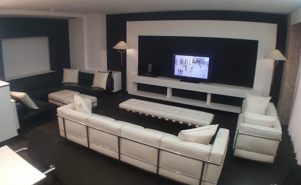 una pantalla de televisión encendida sobre un mueble