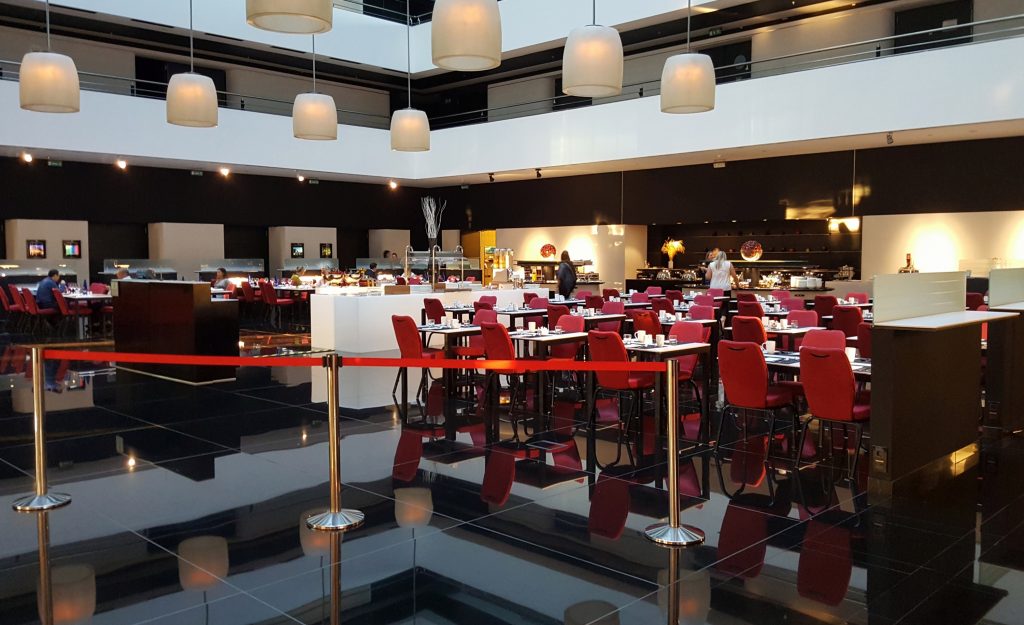 un grupo de personas en el interior de un restaurante